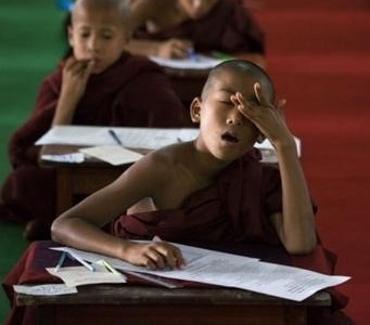 【爆笑】必死で睡魔と戦う少年僧侶がかわいい