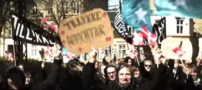 デンマークのバス会社が、とある運転手に仕掛けた誕生日サプライズが感動的