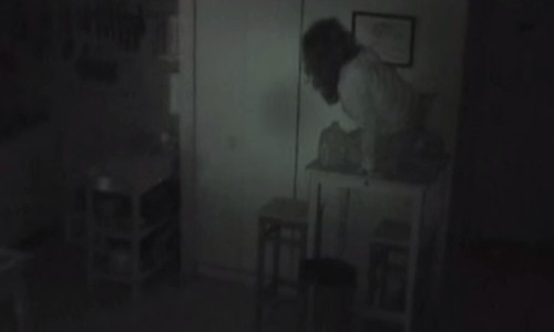 部屋にカメラを設置したら、知らない女性が映っていた！？