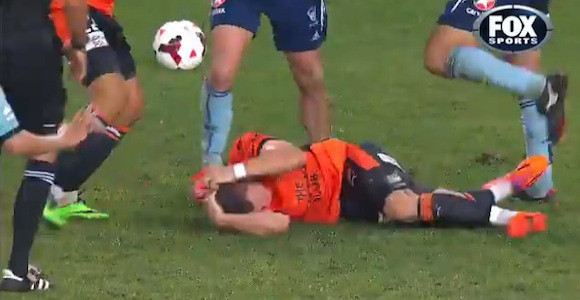 リアクション芸人のようなシミュレーションで一発退場になった選手が話題