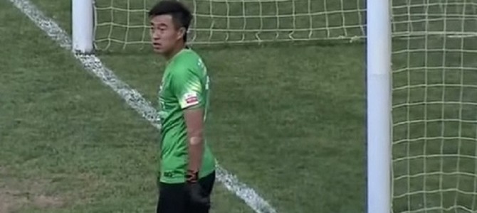 マジでか…！？　キーパーが水を飲んでいる間にゴールされちゃった。