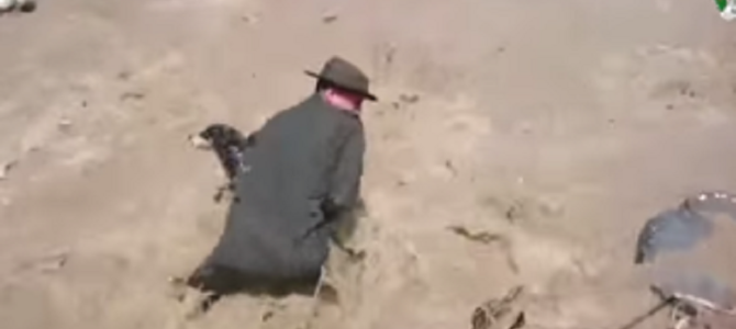 犬を救うため、濁流に飛び込んだ勇敢な警官たちに賞賛の嵐！