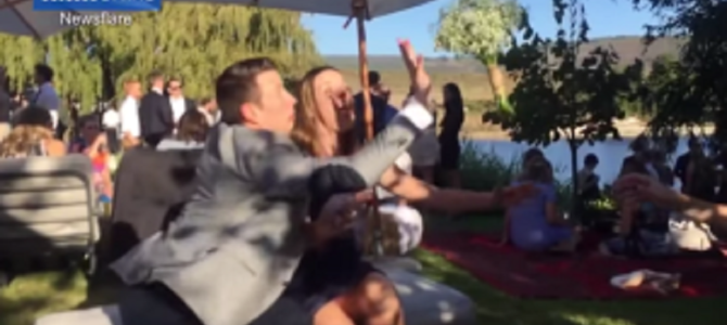 受け取った人は結婚できるブーケトス。彼女が受け取りそうになったその時！彼氏が超速ではたき落としたｗ