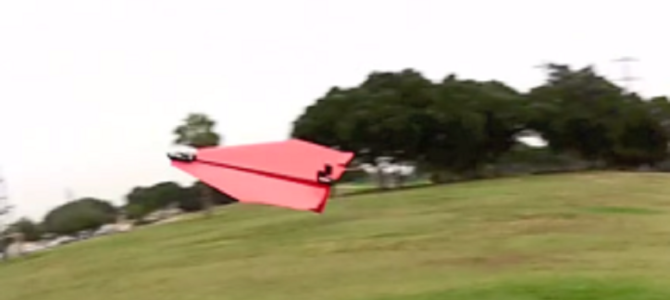 紙飛行機をスマホで操作可能にするラジコンキットが凄い！！