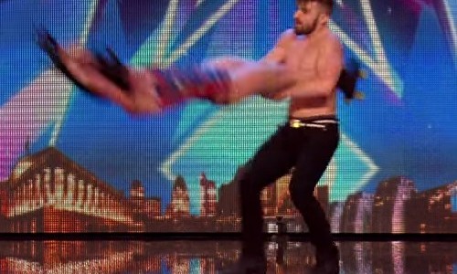 美女がブルンブルン回る！このパフォーマンス、凄すぎた！！