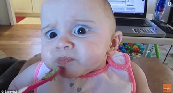 アボカドを初めて食べた赤ちゃんの反応