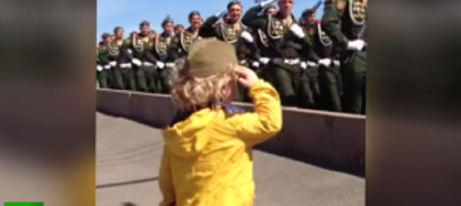 兵隊さんたちの反応に癒される！小さな男の子がパレードに向かって「敬礼」してみた！！