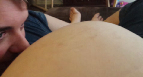 「今の音何？！」パパのいたずらにびっくりするお腹の赤ちゃんｗ