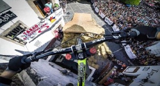 ダウンヒルを走るマウンテンバイクのオンボードカメラ映像が度肝を抜く迫力だ！