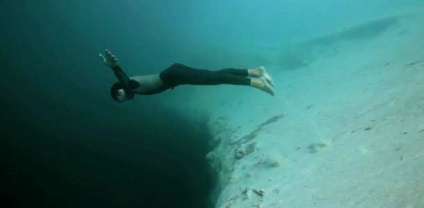 深淵への自由落下！海底の大穴「ブルーホール」に素潜りで挑む！！