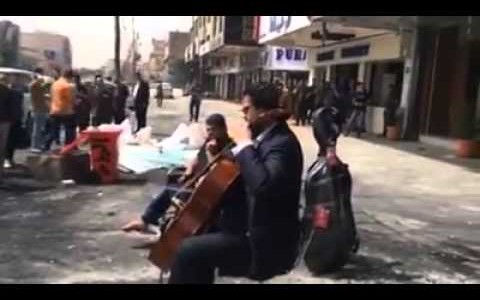 爆破テロのわずか一時間後、20人が死亡したその場所で、イラクの有名なチェリストが美しい旋律を奏でる