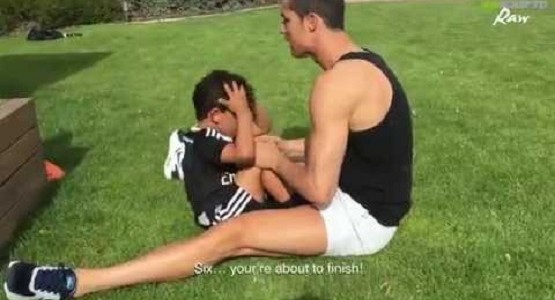 息子と筋トレに励むクリスティアーノ・ロナウド選手の「良きパパ」っぷりが話題に！