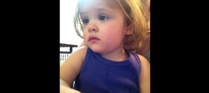 パパとママの結婚式の映像を見た女の子の反応に、見ているこちらもキュンとくる。