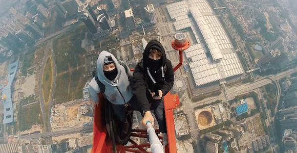 ロシア人が丸腰で世界第2位の高さを誇る超高層ビルに登頂