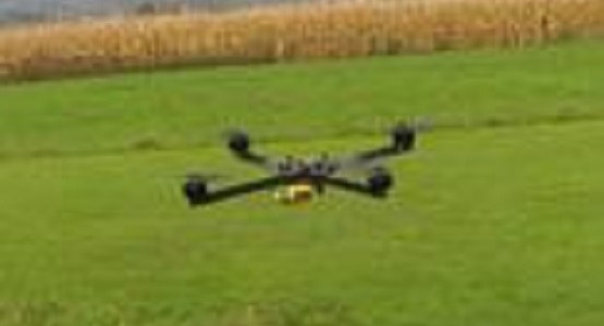 曲芸飛行もこなす超高速ドローン！驚きの加速性能と機動性！！