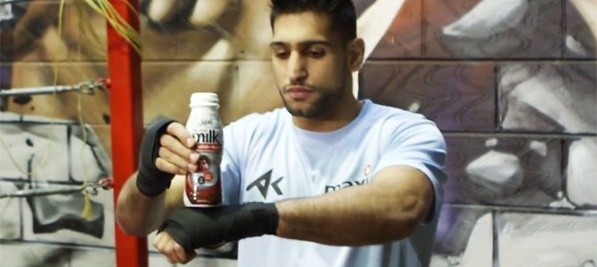 猛烈なスピードの連続パンチで空瓶を空中回転させる技が凄すぎる！