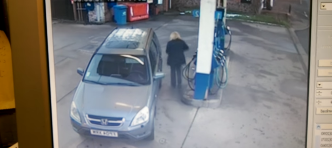 給油キャップが永遠に見つからない女性