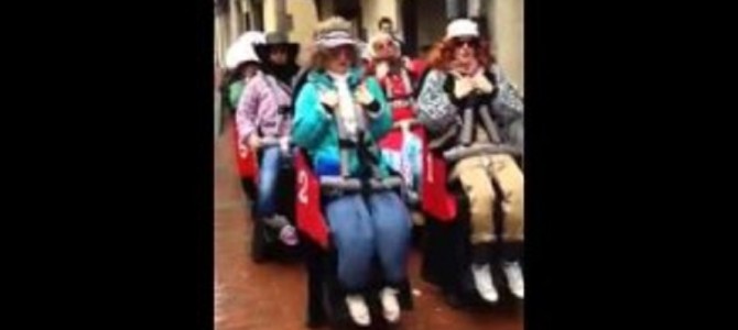 仮装大賞っぽいジェットコースターが迫力満点だ！