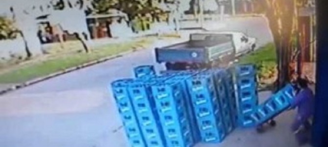 嫌な予感… ビールの入ったケースを運ぼうとした結果！！