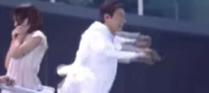 海外メディアが世界水泳を生放送中、物凄い勢いで奇妙な動きの応援をする「松岡修造」を映し出し、水泳そっちのけで注目するwww