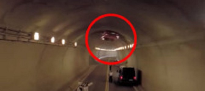 【神業】フル加速したベンツがトンネルの内壁を一回転！CG一切無しの本気スタントが鳥肌もの！！