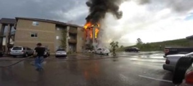 近隣のアパートの火災に遭遇した撮影者が各部屋を回って住民に知らせ、3匹の犬も救出！勇気ある行動に拍手！！