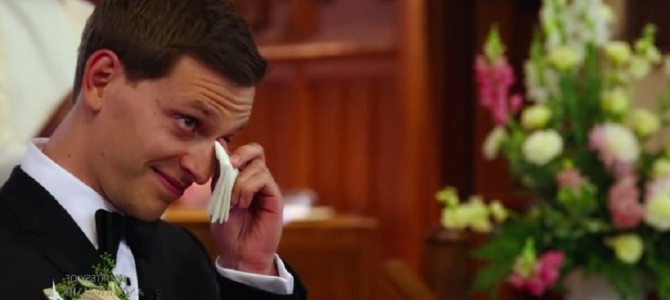 ウエディングドレス姿の花嫁を初めて見た花婿のリアクションにもらい泣き