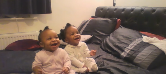 ママの歌でテンションMAXになる双子の赤ちゃん ♡