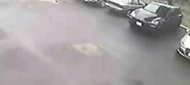 レガシィが空飛ぶ事故、その瞬間をカメラがとらえた！