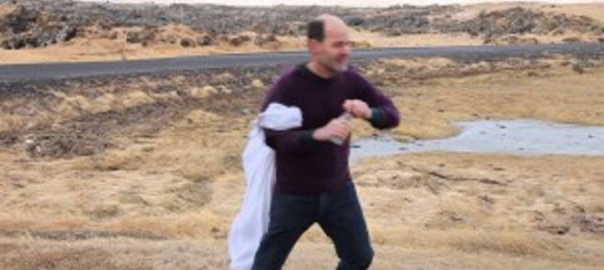 風速35メートルの強風の中ペットボトルの水を飲むとどうなるのか？！