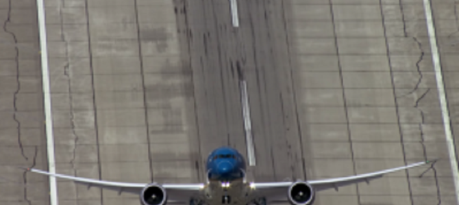 ほぼ垂直の角度で離陸するボーイング社の最新鋭航空機がスゴイ！