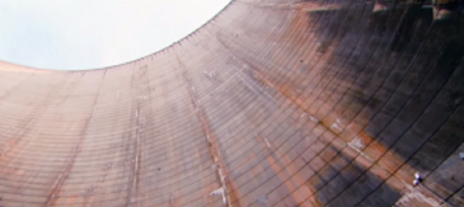 126.5メートルのダムの上からバスケットゴールにシュートを決める！