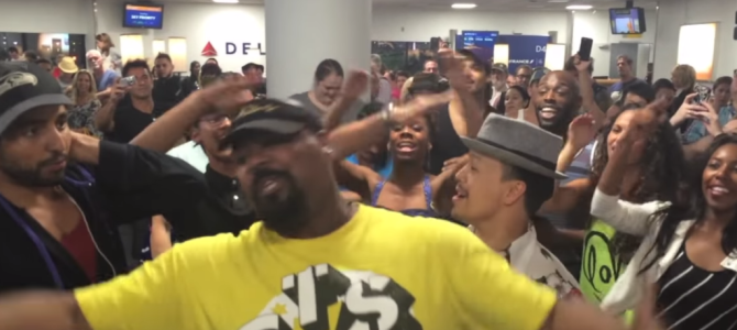 飛行機遅延で奇跡のアカペラ対決が実現！偶然居合わせた「ライオンキング」と「アラジン」の出演者たちが熱唱！ロビーでの最高のパフォーマンス！！