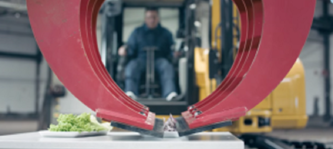 なんて精度！重機でホットドッグを作ってみた！！