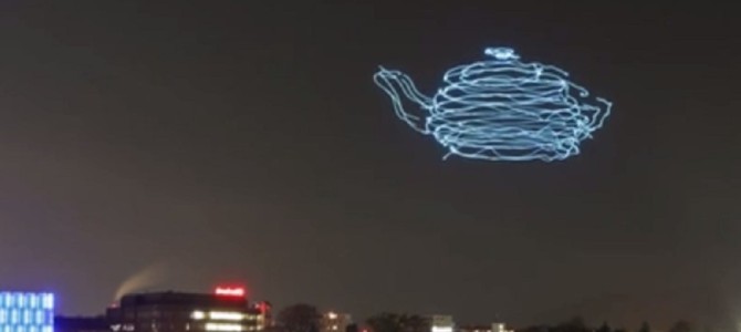 夜空に浮かび上がるアートがあまりにも幻想的！