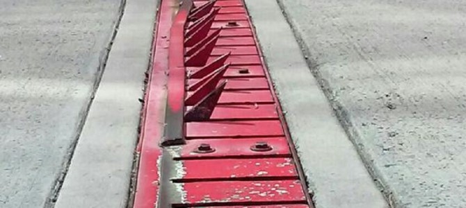 アメリカの道路に設置された逆走防止装置が実にデンジャラス