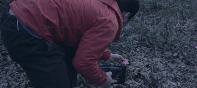 財布からこぼれ落ちたコンドームが点々と森の奥へ！その先にあったものとは？！