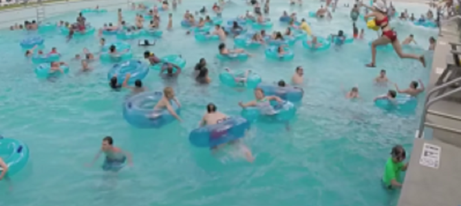 混雑したプールで溺れた人を速攻で発見して救助！ライフセイバーって凄い！