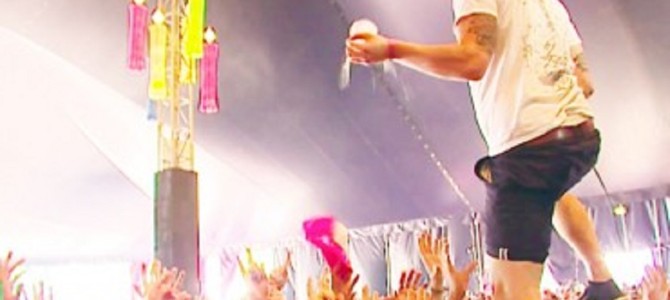 ライブ中に突然遠方から飛んできた「コップ」をこぼさず片手でミラクルキャッチ！投げた方も取った方もスゴい！！