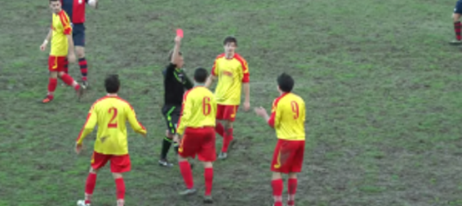 せっかくゴールが決まったのに、アホすぎるゴールパフォーマンスで一発退場になった選手ｗｗ