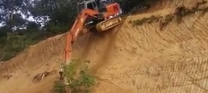 無茶しすぎ！急斜面をアクロバティックな超絶テクニックで滑り降りるショベルカー！