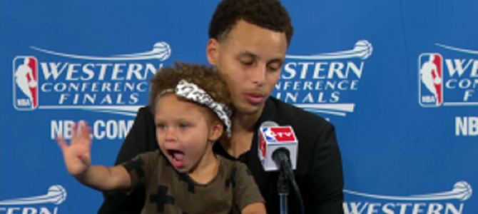 NBAのスター選手の2歳の娘が記者会見に乱入！ハチャメチャにやりたい放題！！