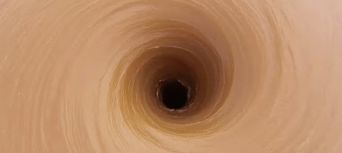 巨大なダム穴を真上から撮影！穴に水が吸い込まれていくド迫力映像！！