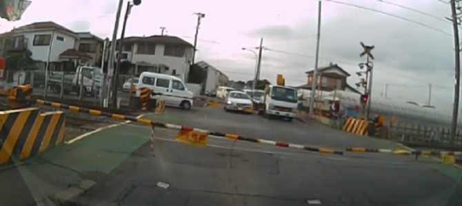 迷惑過ぎる！ 踏切待ちで逆走してくる車