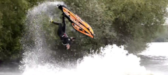 ジェットスキーでアクロバティックな技を連発！これはスゴイ！