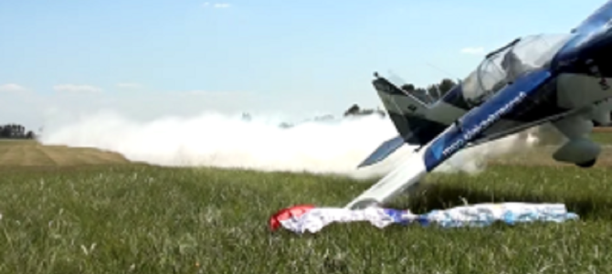 命知らず！地面に置いた「旗」を翼で取るという神技！！