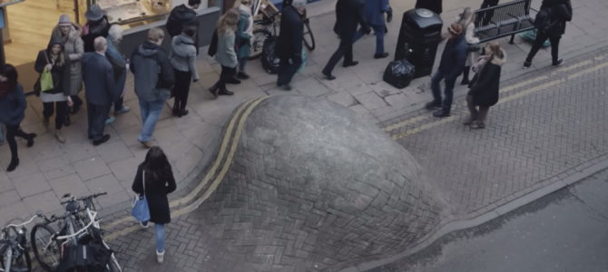 だんだん大きくなる路上の「コブ」。日々の忙しさで無関心な人々。もう少し早く関心を持って対処していたら