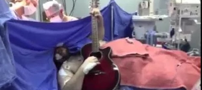 脳手術を受けながらギターでビートルズを演奏する男性？！前代未聞の脳腫瘍摘出！！