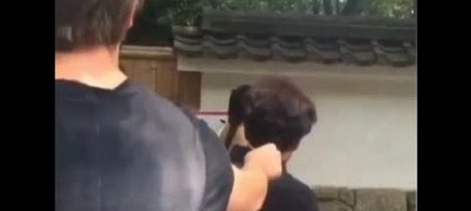 シュワルツェネッガーの息子が京都で女性にイタズラし批判殺到！！