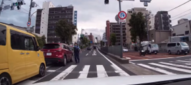 いきなり道路に飛び出してくる警察官！仕事熱心なのは良いけど危なく轢いてしまうところ！！